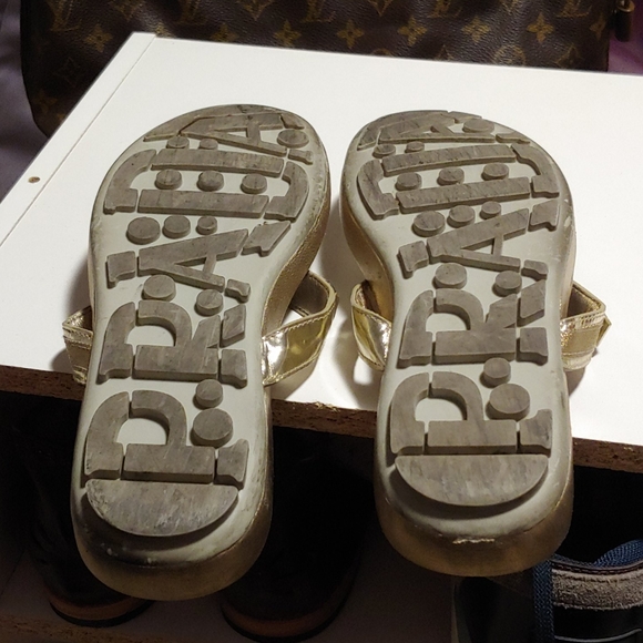 Prada gold flip flips SZ 36/6 - Picture 7 of 16